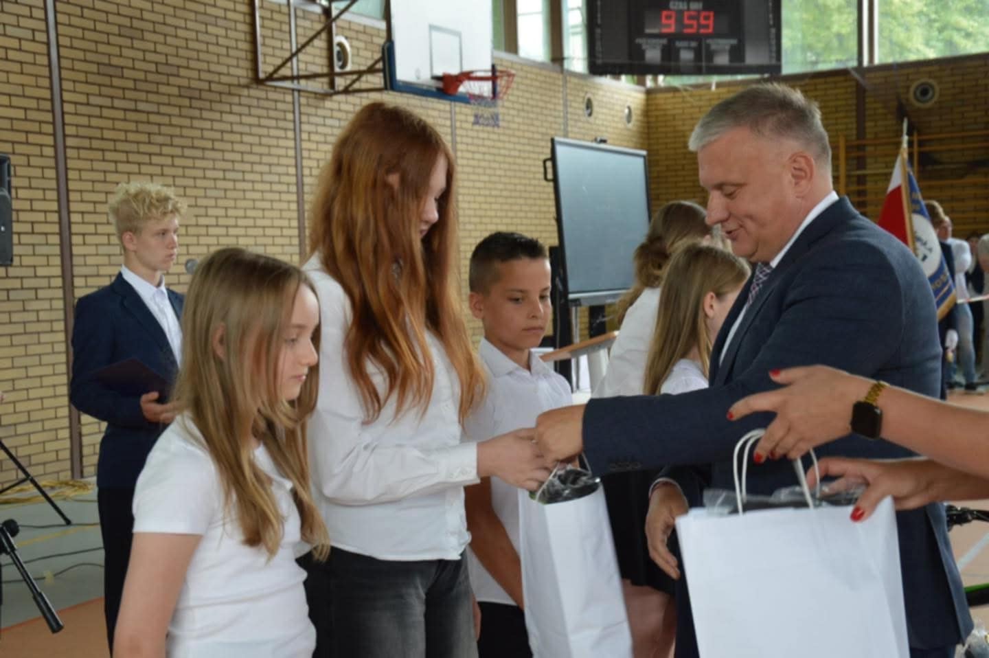Prezes Zarządu Banku wręcza nagrodę